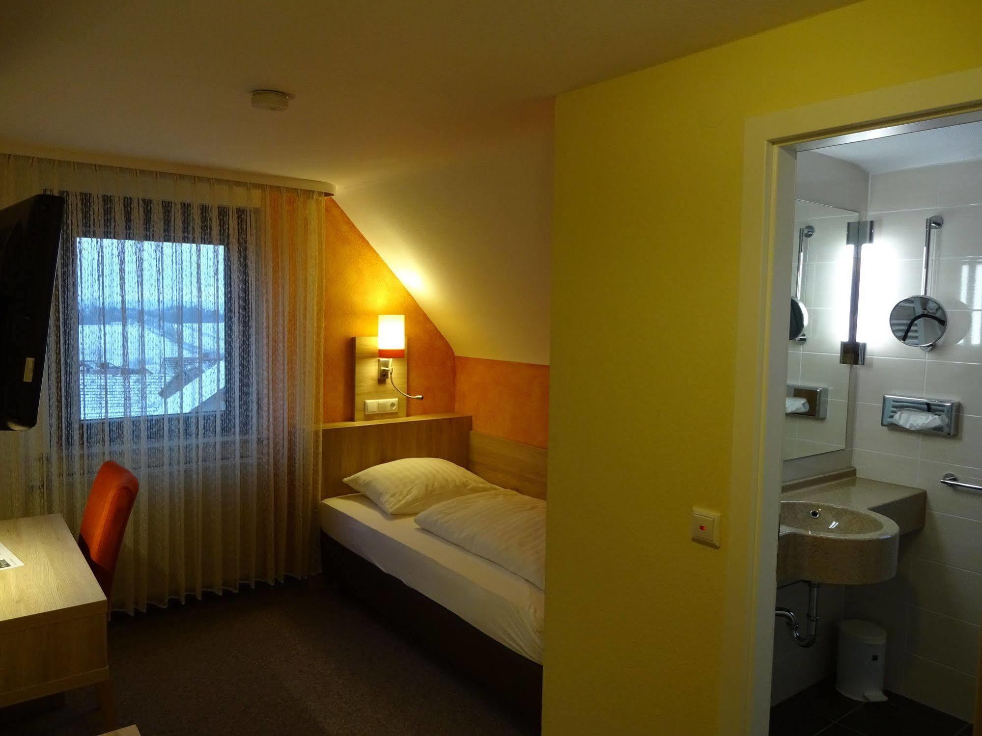 Gasthof Hotel Zum Ross Вертхайм Екстериор снимка