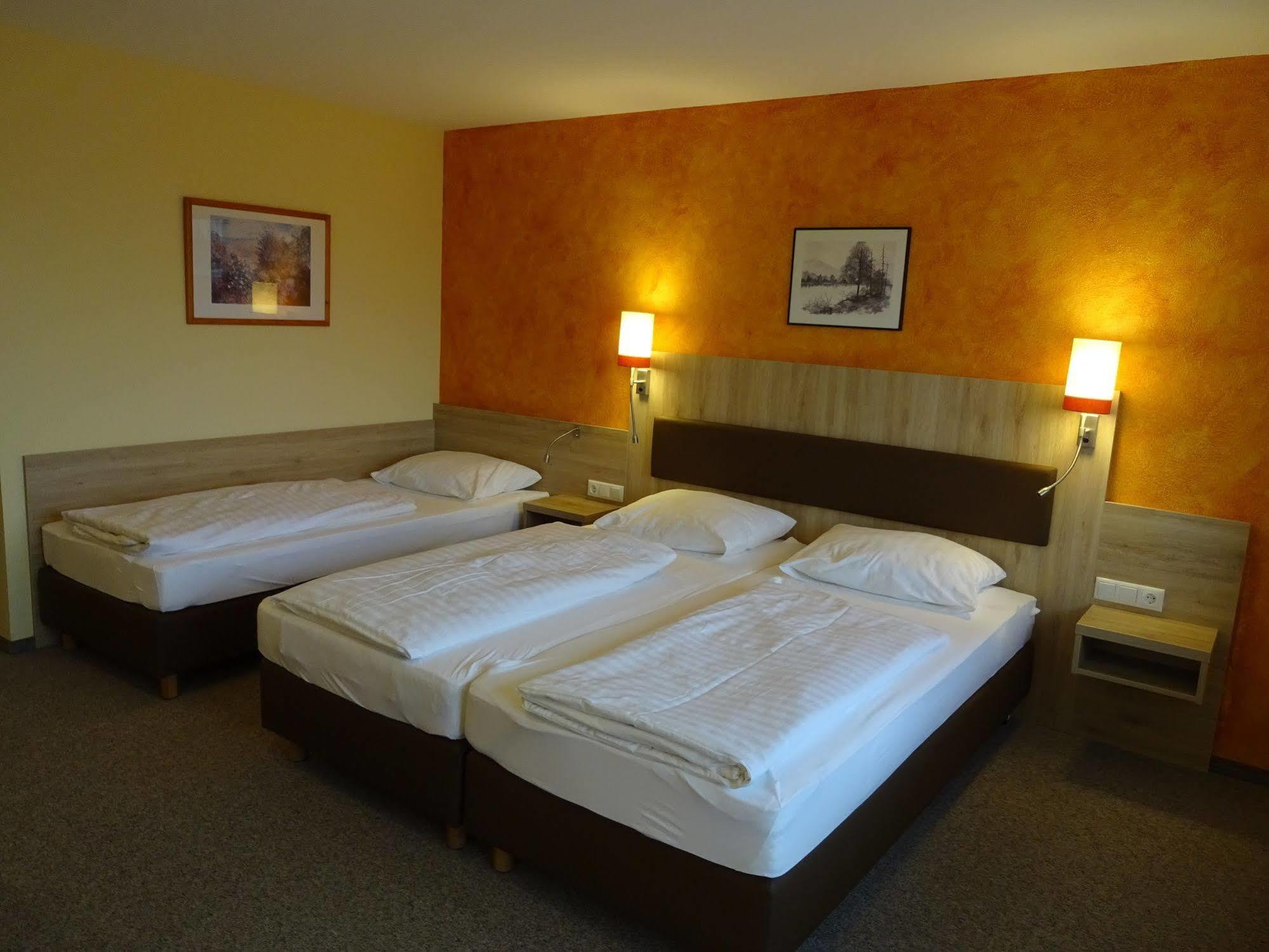 Gasthof Hotel Zum Ross Вертхайм Екстериор снимка