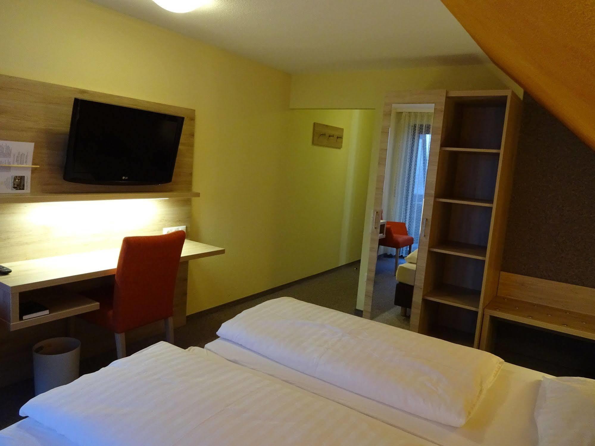 Gasthof Hotel Zum Ross Вертхайм Екстериор снимка